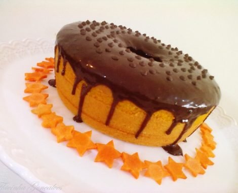 Bolo de cenoura com cobertura de chocolate